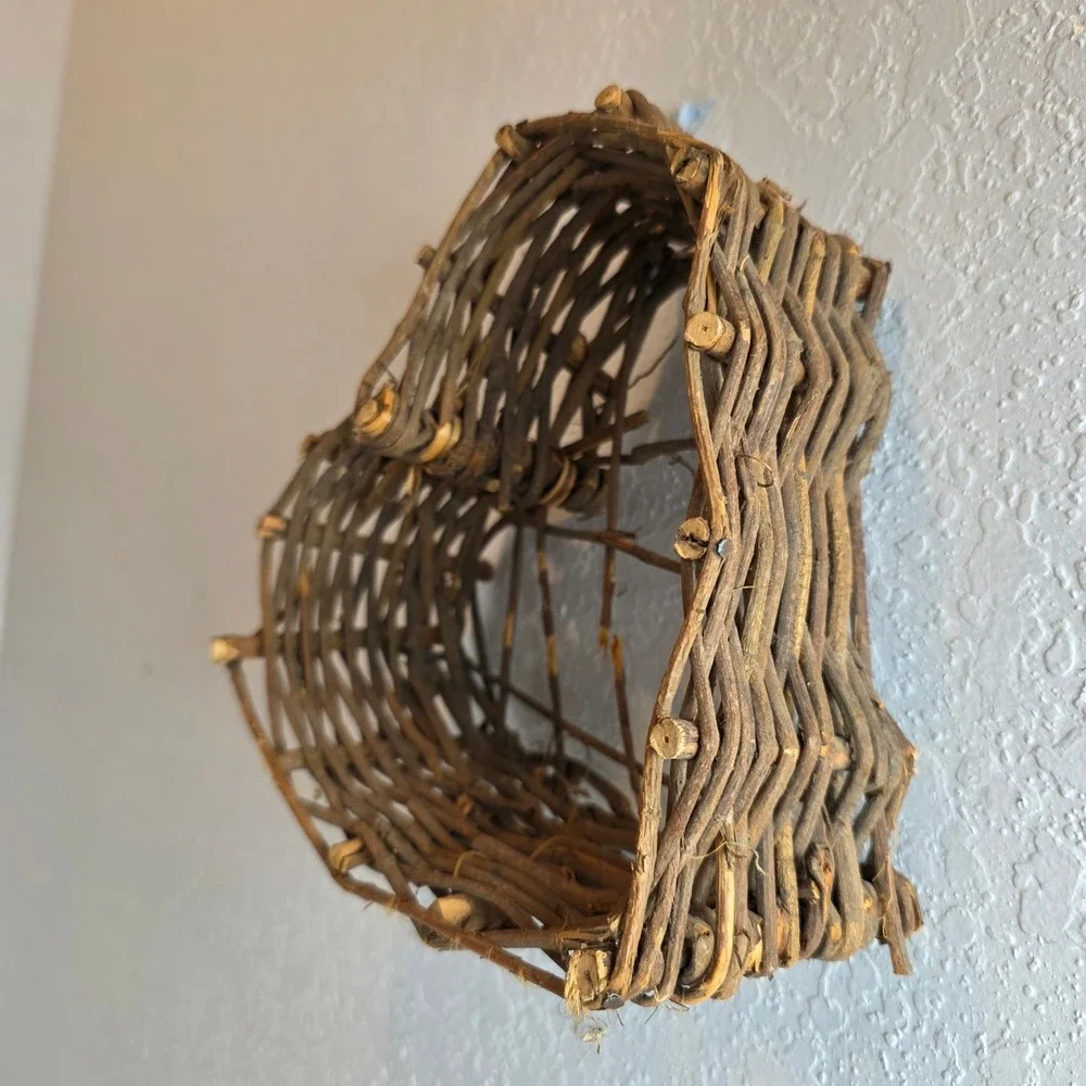CLEARANCE 💲6️Heart Shaped Woven Grapevine Wall Basket Brown Twig Farmhouse 7.5